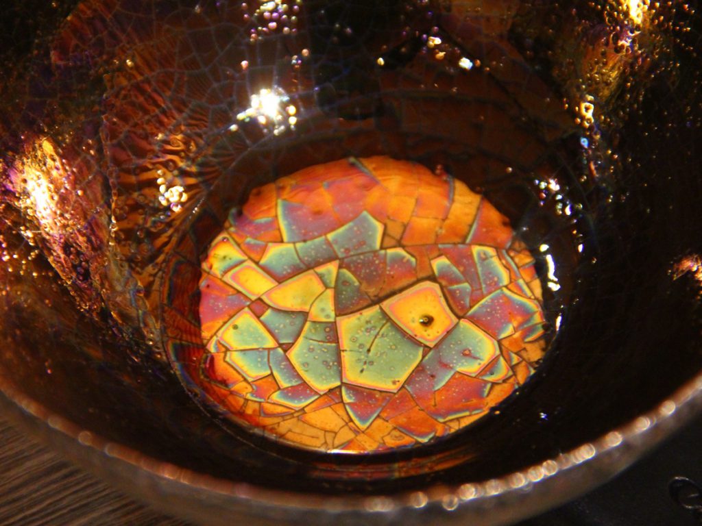 陶芸家中野拓がいっかくじゅう座 薔薇星雲をモチーフに創作した器　彩泥プラチナラスター colored slip ware luster pottery ceramic art Monoceros Rosette nebula-inspired created by a ceramist Taku Nakano