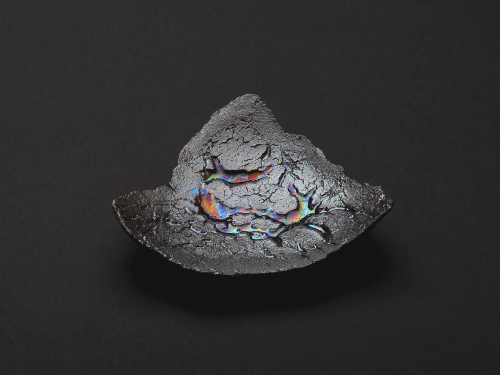 陶芸家中野拓が隕石をモチーフに創作した器　彩泥シルバーラスター colored slip ware luster pottery ceramic art meteorite-inspired created by a ceramist Taku Nakano