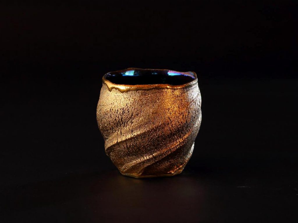 陶芸家中野拓がおおぐま座 非棒状渦巻銀河をモチーフに創作した器　彩泥ゴールドラスター colored slip ware luster pottery ceramic art　Ursa Major Unbarred Spiral Galaxy-inspired created by a ceramist Taku Nakano