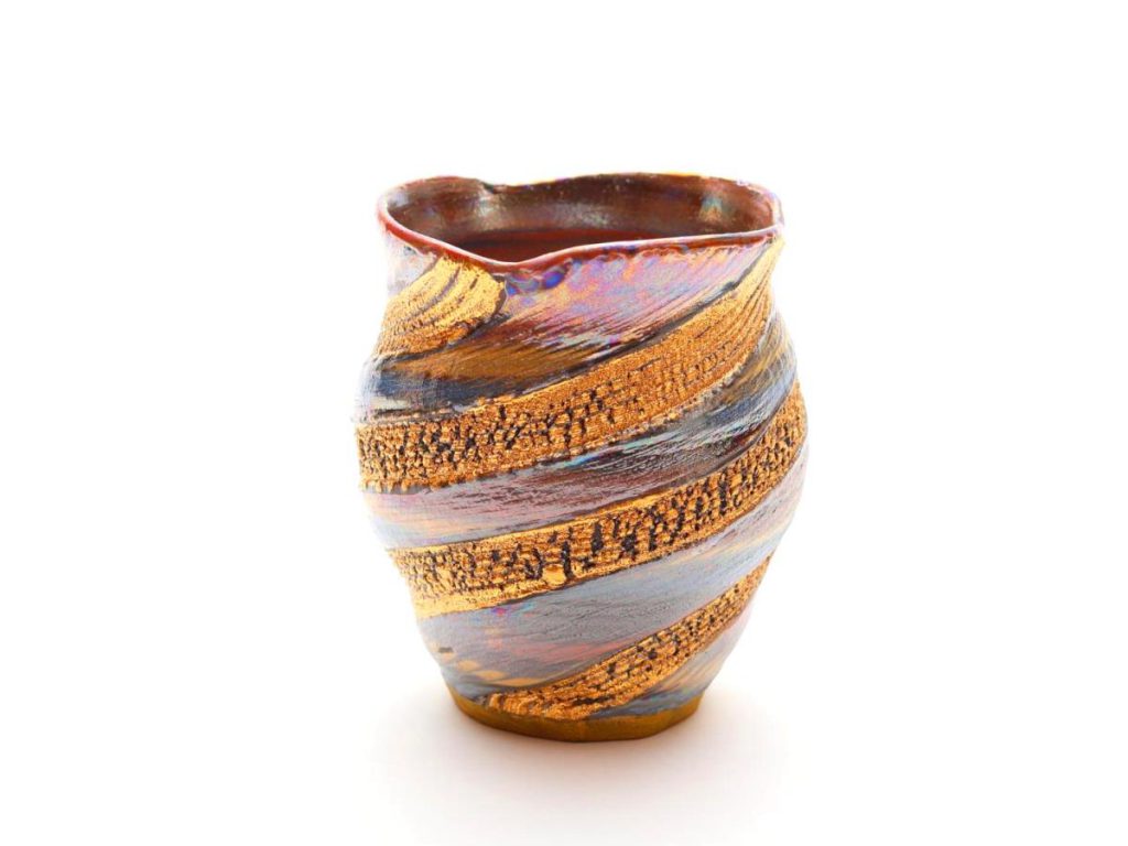 陶芸家中野拓が羽衣伝説をモチーフに創作した彩泥ゴールドラスターの器 colored slip ware luster pottery ceramic art HAGOROMO myth-inspired created by a ceramist Taku Nakano